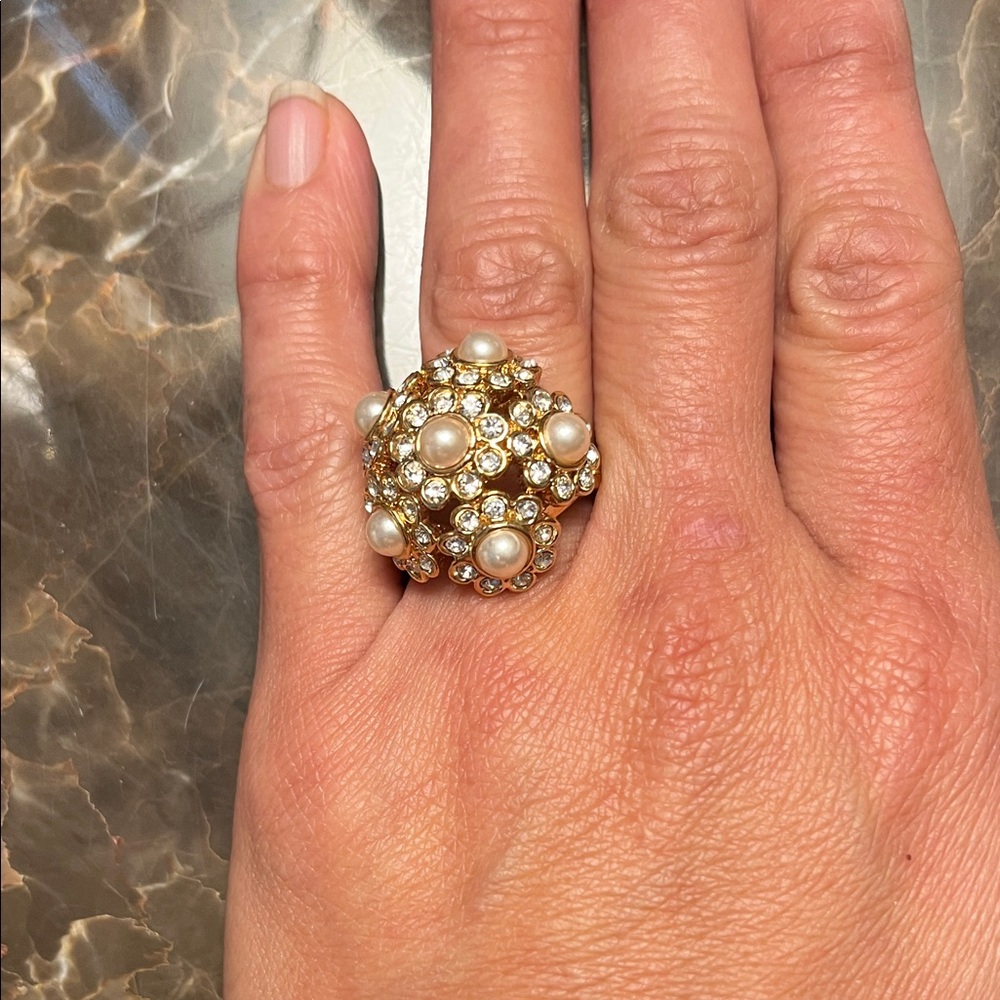 Elegant Gold and Pearl Cluster Ring